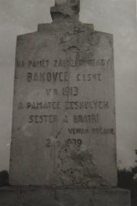 Památník k založení obce Bakovce stojící na místním hřbitově