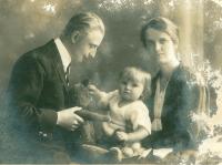 Inge´s parents: Gustav and Julie Schwanda, photostudio, 1925