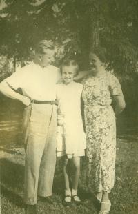 Inge with parents, hill Strážník at Zálesní Lhota, about 1929