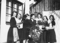 Inge se spolužačkami a kamarádkou - oslava 18. narozenin, doma, Zálesní Lhota, 1943