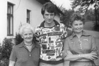 Inge s maminkou a syn Jirka, doma, Zálesní Lhota, 1978