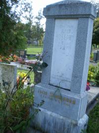 grave of Inge´s grandfather and mother, cemetary, Zálesní Lhota, 2014