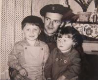 Miroslav Vanek with his children at the time of his service at the technical auxilliary battalions
