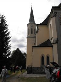Česko-německé setkání - shromáždění před kostelem, Stříbrná, 28 .6. 2014