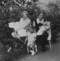 Lotčina maminka s Lotkou (vpravo), Lotčin bratr a rodinná přítelkyně, Sokolov, 1930