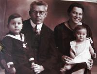 Lotte's parents and brother with Lotte, Sokolov, 1931