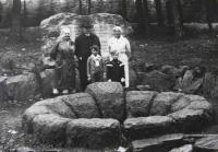 Výlet k prameni Ohře - teta Anna s manželem, Lotčina maminka, bratr a Lotka; u Weißenstadtu, 1936