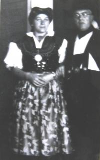 Lotčini rodiče v egerlandských krojích, pouť, Mariánské lázně, cca 1937