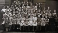 Skupinová fotografie Lotčiny školy, Sokolov, 1937