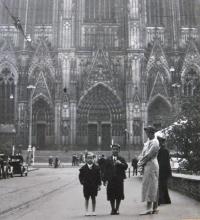 Lotčina rodina na výlete v Kolíně nad Rýnem, Kolínský dóm, 1937