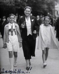 Rodinný výlet - na kolonádě, Mariánské Lázně, 1937