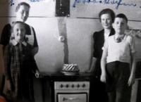 První elektrická kamna, Lotčina rodina, pomocnice Anna a první upečená bábovka, Sokolov, 1938