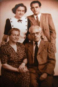 Rodinná fotografie - Lotka, její rodiče a bratr, Sokolov, 1946