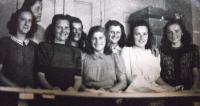Dívky z učení na švadlenu, Lotka první zprava, Sokolov, 1948