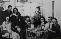 Poválečná společnost - uzavřené večírky německé mládeže, která nesměla odejít do Německa - oslava Pepíků, Svatava, 1948