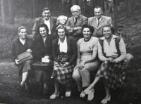 Lotčini rodiče a jejich přátelé (manželé Flekovi a jiní), kteří v pohraničí po odsunu zbyli, Kraslicko, 1948