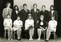 Ivan Landsmann (stojící 2. zprava) na svatbě svého kamaráda Josefa Navrátila (kol. 1970)