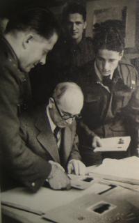 Exhibition in Liverpool in 1942, the president Edvard Beneš in the middle, Emil Kočnár on the right side