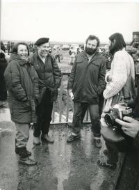 P. Šremer spolu s přáteli Maňem Hubou a jeho ženou Olgou a Alešem Šulcem v r. 1991 na demonstraci proti přehradě Nové Mlýny