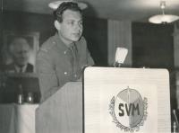 Svobodník absolvent P. Šremer na konferenci Svazu vojenské mládeže tankového pluku v Žatci v r. 1969