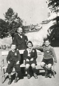 Otto Seidler během internace na mladoboleslavském hradě, 1941. Stojí Kaiser, zleva: Deutsch, Eva Kaiserová, O. Seidler
