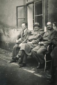 Internace na mladoboleslavském hradě, 1941. Zleva A. Klein, Heller, Emil Seidler - otec