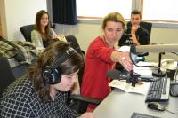 Děti v rozhlasovém studiu pracují na reportáži