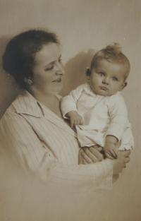 Jindra Hojer s maminkou, cca 1925