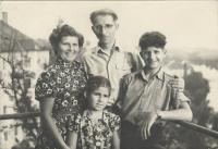 Pamětník s rodinou v Táboře 1954