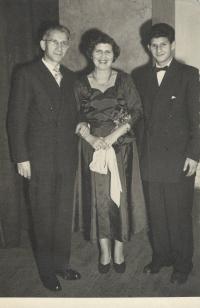 Pamětník se ženou a synem v roce 1958 v Praze