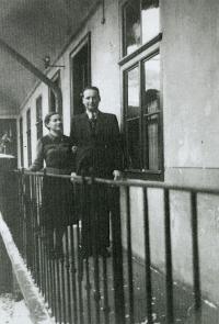 Máma s tátou před svatbou v Košicích (těsně před začátkem války).