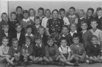 První třída v roce 1944, dole třetí zleva