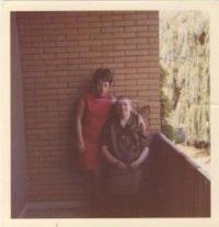 Denise s babičkou, na balkone pečovatelského domu, Helpsen, 1969
