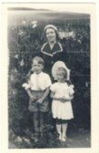 Truda s Denise a Peterem na zahradě v Glenmorangie, 1954