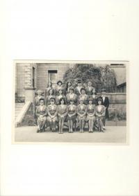 Denise druhá vlevo, Dívčí škola, Aberdeen, 1966