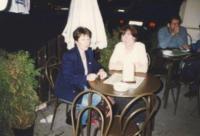 Denise s kolegyní Celií v Praze po týdnu, kdy spolu pracovaly v Mostě, 1996