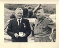 Bob, Fort George, dostává medaily za získání a zacvičení vojenských kadetů v Tain, 1967