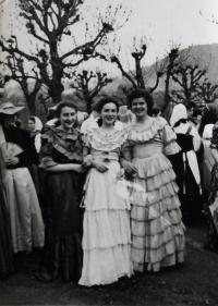 Věra se spolužačkami, Majáles, Věra vpravo; Karlovy Vary, 1958