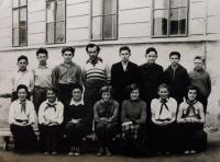Věřin školní kolektiv s ředitelem Janem Kuncou, obecná škola v Kraslicích, Věra dole uprostřed; rok 1954 nebo 1955