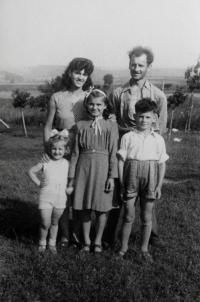 Věřini rodiče a sourozenci Jaroslava a Zdeněk, Věra uprostřed; Vroutek, 1952