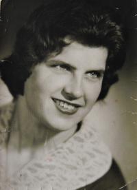 Věřina maturitní fotografie, Cheb, 1960