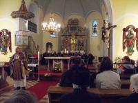 Nedělní mše v rotavském kostele, Věřina církevní komunita (vlevo páter Petr Fořt - ID4321); Rotava, 29. 6. 2014