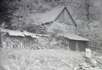 Stodola v pasekářské osadě V Hrábí ve vlastnictví rodiny Manišů, kde spávali partyzáni