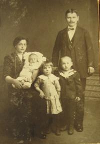 Fotografie rodiny Kočí v roce 1916, krátce po narození otce pamětníka.