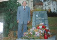 Radko Linhart at Hynek Tošenovský's grave