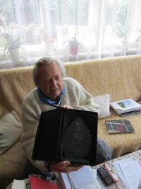Radko Linhart in 2015 with a present he was given by Jiří Raška to his nineteeth birthday