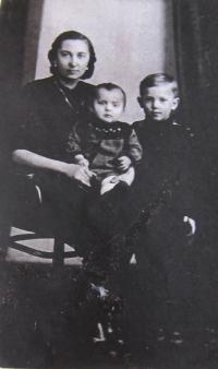 Sister Ludmila Tošenovská with her children