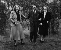 maminka Barbary se svou sestrou a otec Barbary, na zahradě ve Vejle, Dánsko 1948