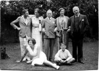 Nickyho rodina, doma na zahradě, asi 1933