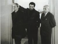 Josef Hošna se spolužákem z AVU Jiřím Mádlem a s kolegou Kotasem na tiskové konferenci před výstavou JUV v galerii U Řečických, 5. 11. 1970